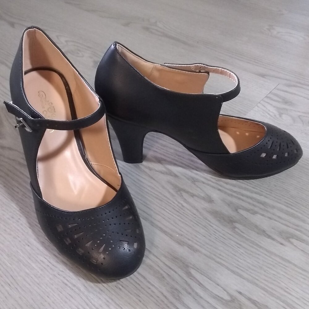 🖤 Journee Collection Elsa Buckle Pump – Black (Size 7, NIB) Rare & Discontinued